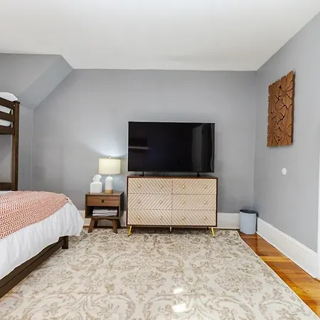 Cozy 3bd, 1ba In - Franklin Park Zoo, Common Apartment *