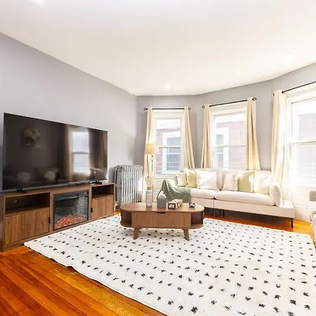 Elegant, Spacious 3bd, 1ba In Apartment *