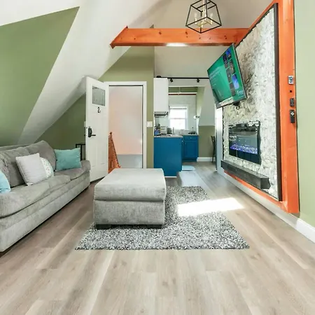 Large Open Concept In Zoo Franklin Park Near Apartment