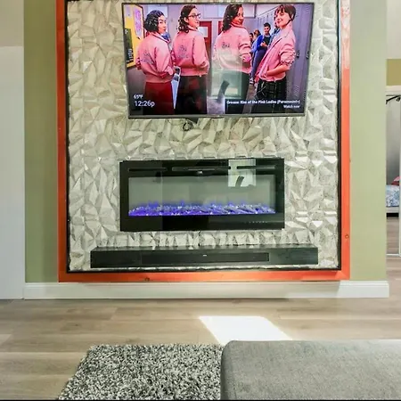 Large Open Concept In Zoo Franklin Park Near