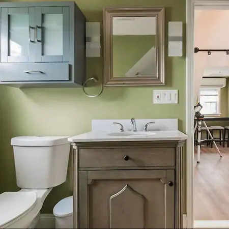 Large Open Concept In Zoo Franklin Park Near Apartment