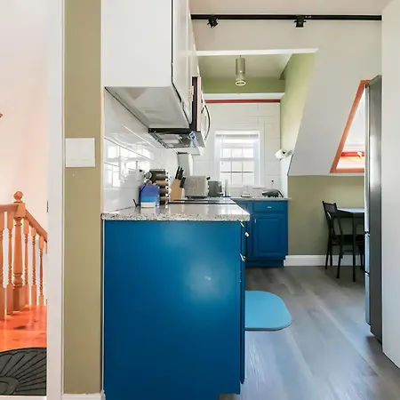Large Open Concept In Zoo Franklin Park Near Apartment