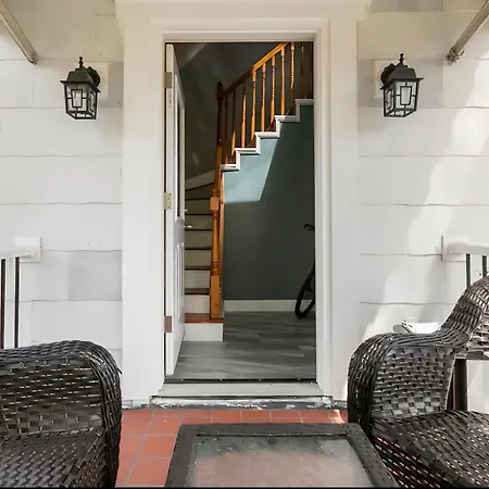 Large Open Concept In Zoo Franklin Park Near Apartment