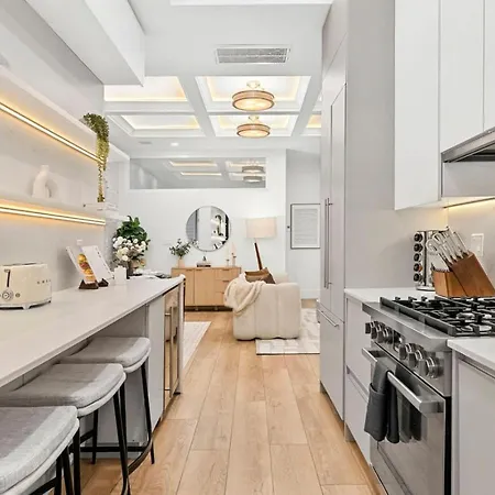 Holiday home 4br/4ba | Parking + Chef's Kitchen | Near Bu/bc Brookline
