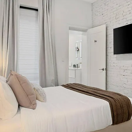 Holiday home 4br/4ba | Parking + Chef's Kitchen | Near Bu/bc *