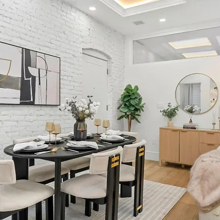 Holiday home 4br/4ba | Parking + Chef's Kitchen | Near Bu/bc *