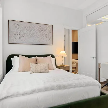 Holiday home 4br/4ba | Parking + Chef's Kitchen | Near Bu/bc *