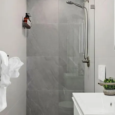 4br/4ba | Parking + Chef's Kitchen | Near Bu/bc * Brookline
