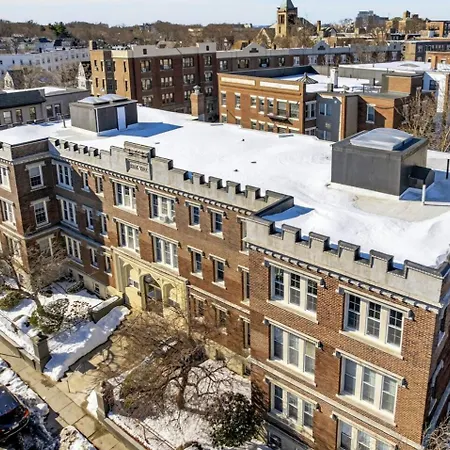 Charming 2br In Apartment Boston