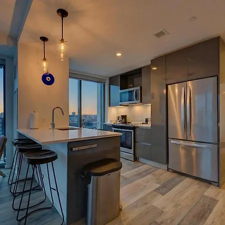 Modern 2br Prime Downtown Location Apartment *