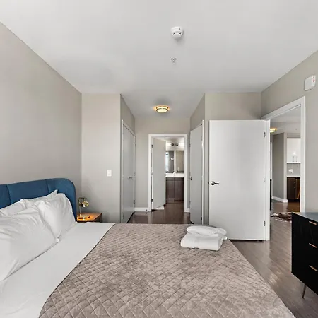 Apartment Beautiful Centrally Located 3 Bedroom *