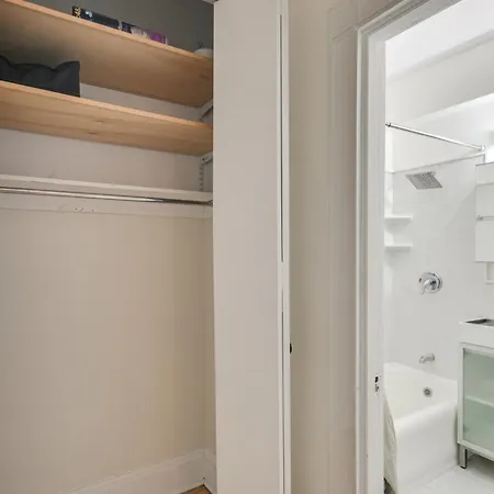 Walk To Common Bright With Rooftop Deck Apartment