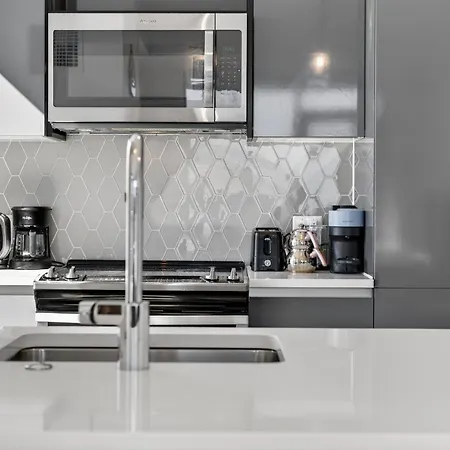 Modern 2br Prime Downtown Location Apartment