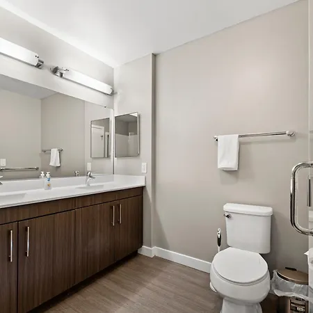 Apartment Beautiful Centrally Located 3 Bedroom *