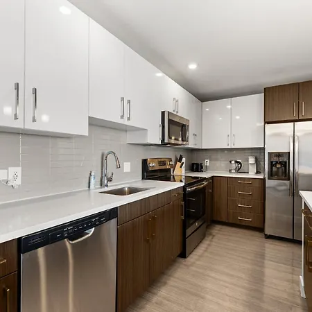 Beautiful Centrally Located 3 Bedroom Apartment *