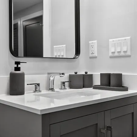 Luxe 3bd Brighton Apartment