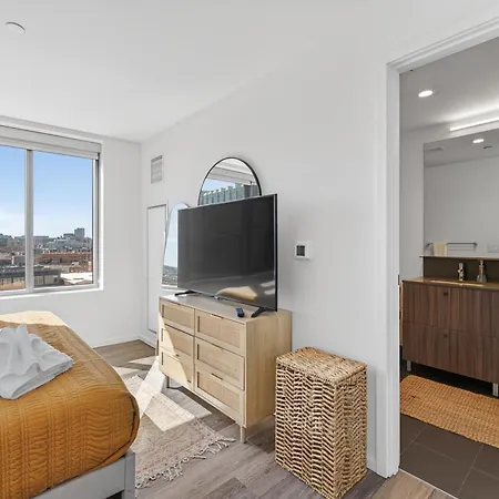 Apartment Modern 2br Prime Downtown Location *
