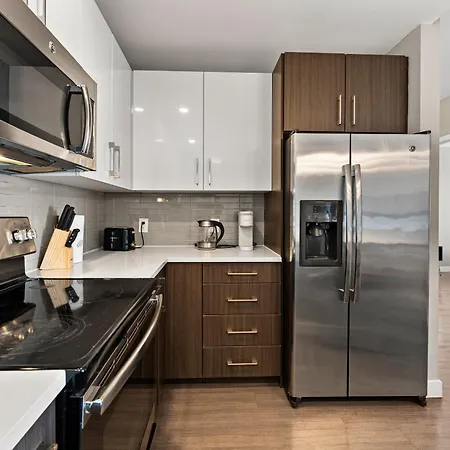 Beautiful Centrally Located 3 Bedroom Apartment *