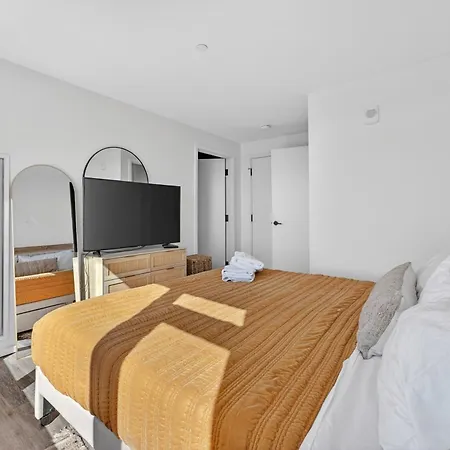 Modern 2br Prime Downtown Location Apartment *