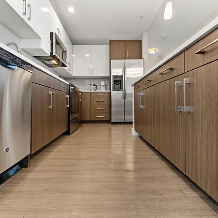 Apartment Beautiful Centrally Located 3 Bedroom *