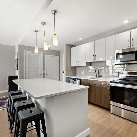 Apartment Beautiful Centrally Located 3 Bedroom *