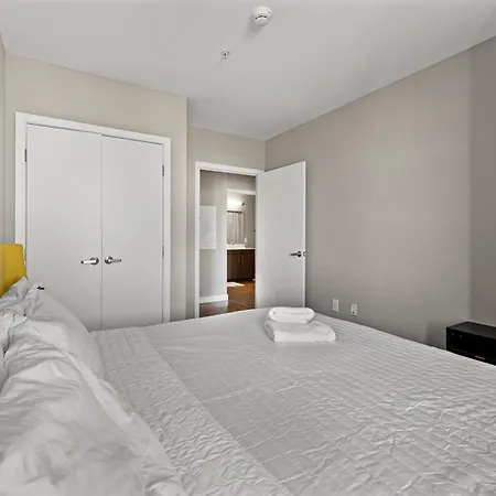 Apartment Beautiful Centrally Located 3 Bedroom *