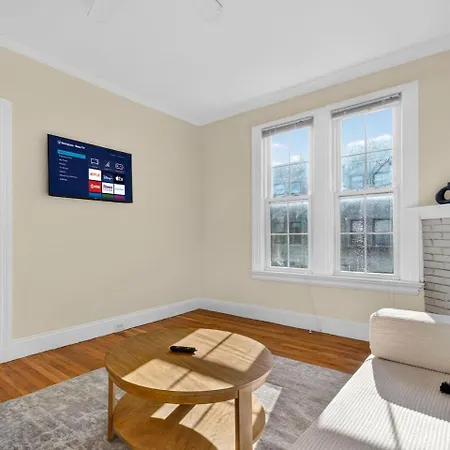 Charming 2br In Boston