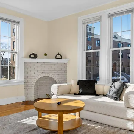 Charming 2br In Apartment Boston