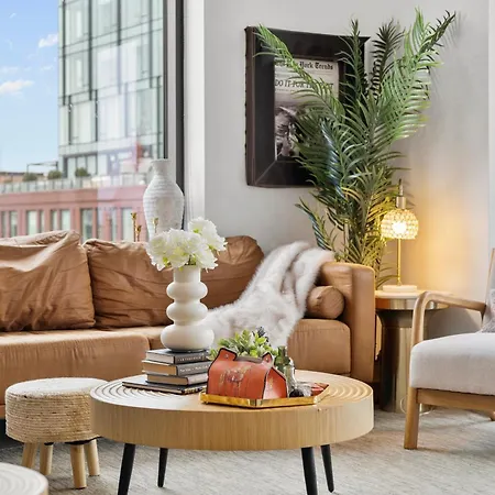 Modern 2br Prime Downtown Location Apartment *