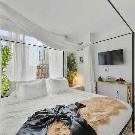 Modern 2br Prime Downtown Location Apartment