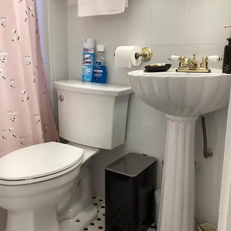 Private Bedroom Near Train&buses * Boston