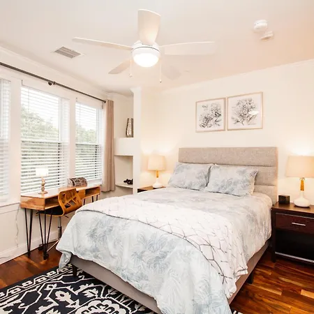 2 Bedroom Unit W Elevator & In-unit Laundry Apartment