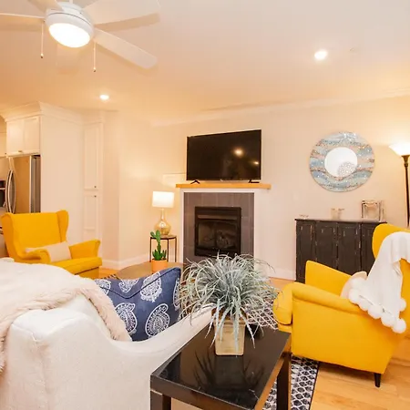 Apartment 2 Bedroom Unit W Elevator & In-unit Laundry *
