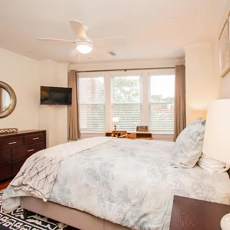 Apartment 2 Bedroom Unit W Elevator & In-unit Laundry *