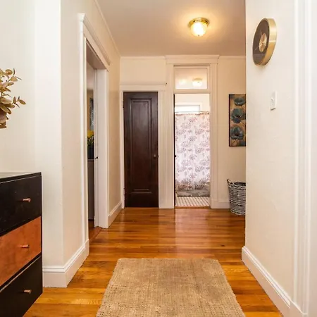 Apartment Sun-filled Unit, Elevator, Pool, College