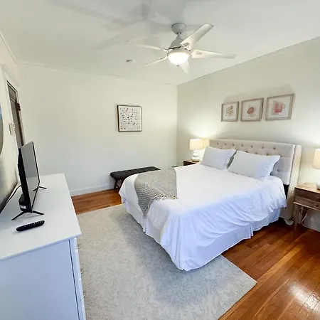 Sun-filled Unit, Elevator, Pool, College * Boston