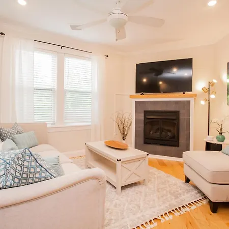 Stylish 2br W Full Kitchen, Laundry & Cen Air Apartment