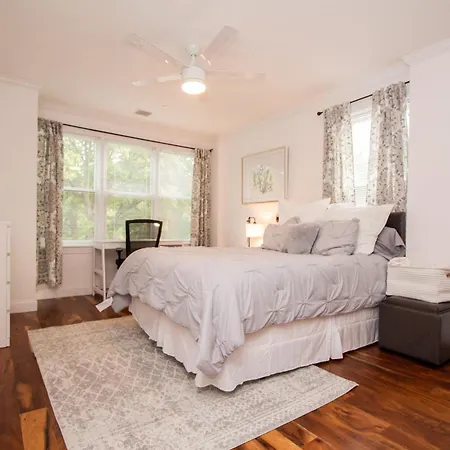 Stylish 2br W Full Kitchen, Laundry & Cen Air *