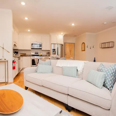 Apartment Stylish 2br W Full Kitchen, Laundry & Cen Air