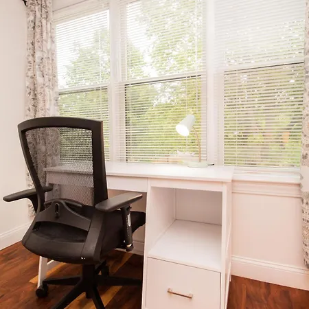 Stylish 2br W Full Kitchen, Laundry & Cen Air Apartment