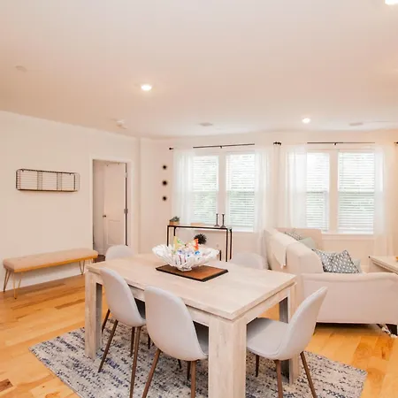 Stylish 2br W Full Kitchen, Laundry & Cen Air Apartment