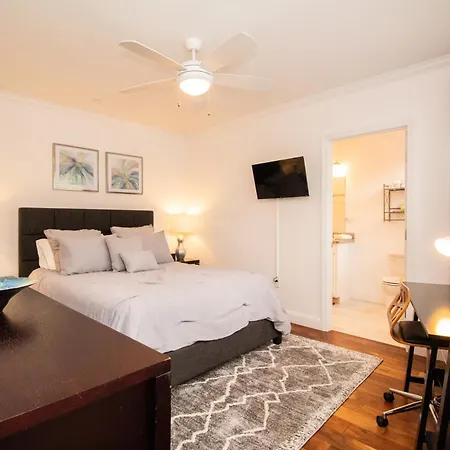 Stylish 2br W Full Kitchen, Laundry & Cen Air Apartment *