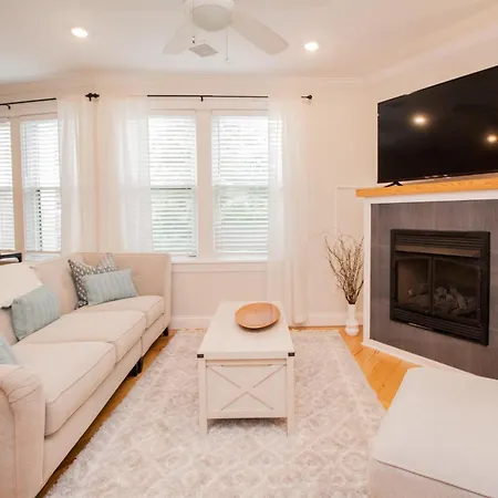 Apartment Stylish 2br W Full Kitchen, Laundry & Cen Air *