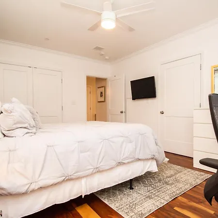 Stylish 2br W Full Kitchen, Laundry & Cen Air Apartment *