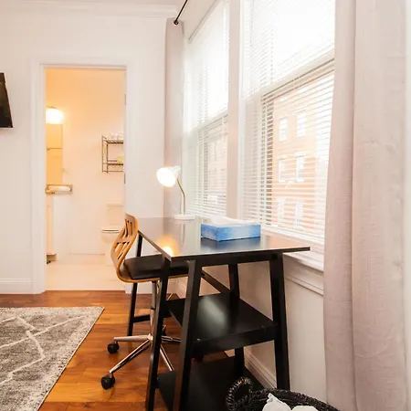 Stylish 2br W Full Kitchen, Laundry & Cen Air *