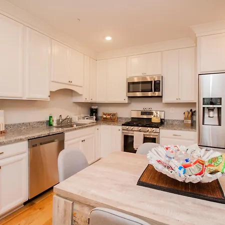 Stylish 2br W Full Kitchen, Laundry & Cen Air *
