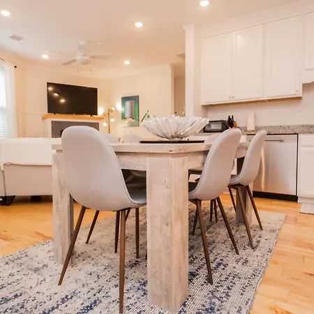 Stylish 2br W Full Kitchen, Laundry & Cen Air * Boston
