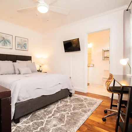 Stylish 2br W Full Kitchen, Laundry & Cen Air *