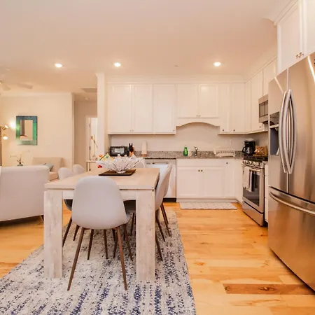 Stylish 2br W Full Kitchen, Laundry & Cen Air Apartment