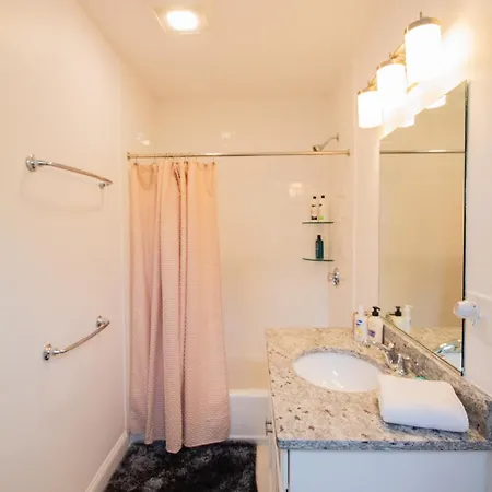 Stylish 2br W Full Kitchen, Laundry & Cen Air Apartment Boston